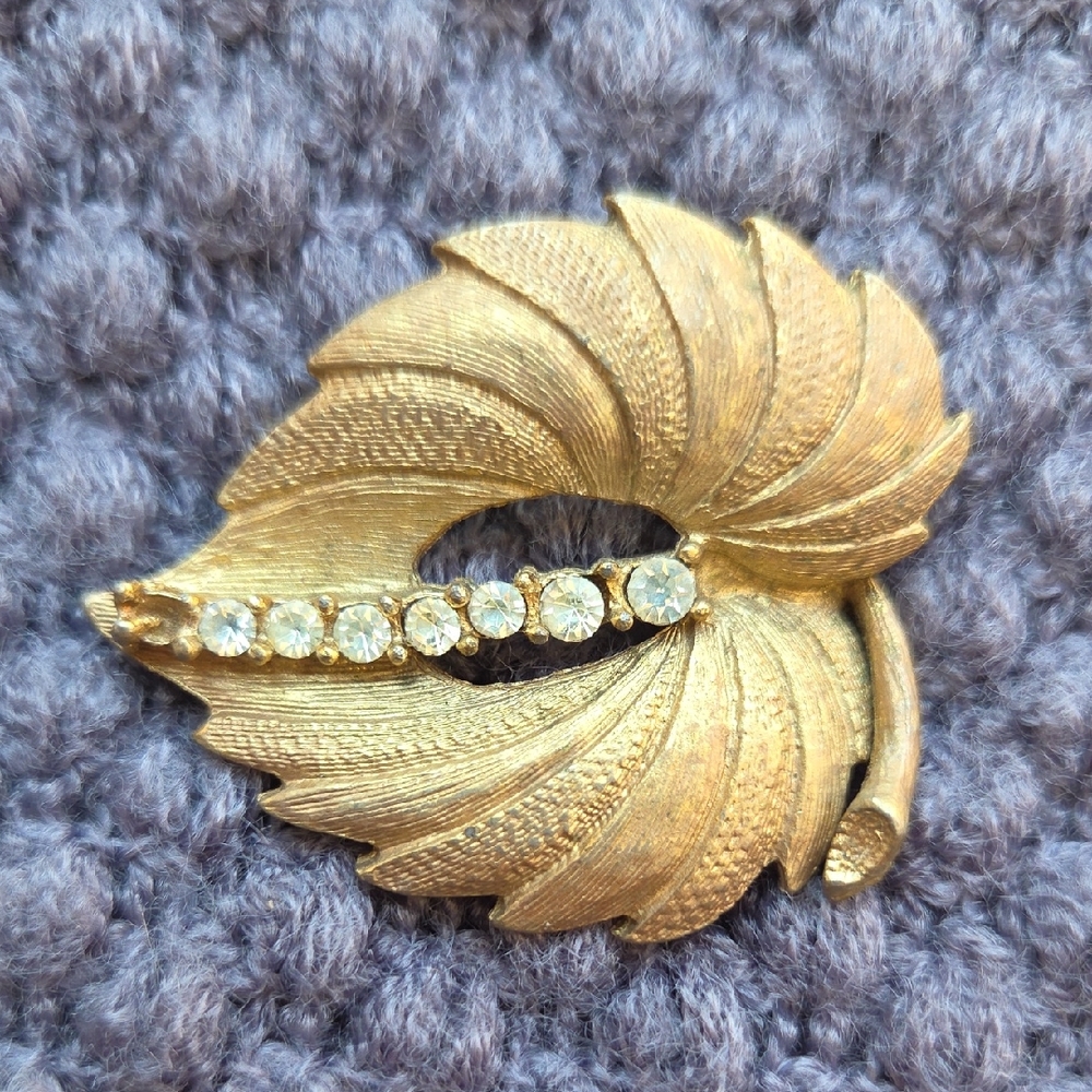 Elegant Gold Tone Leaf Brooch with Crystals